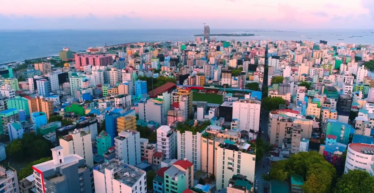 Malé carrega o seu charme próprio e parece flutuar no Oceano índico