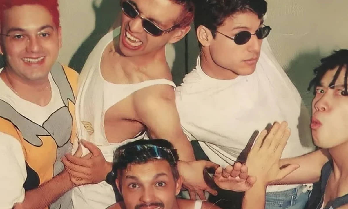 A banda Mamonas Assassinas no auge do sucesso, em meados de 1996