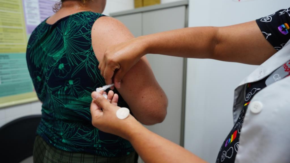 Para receber a dose, é necessário apresentar documento de identificação e a caderneta de vacinação