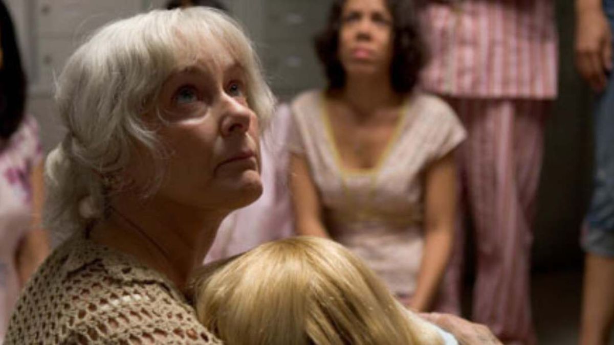 Mary Beth Hurt em cena de 'A Dama na Água'