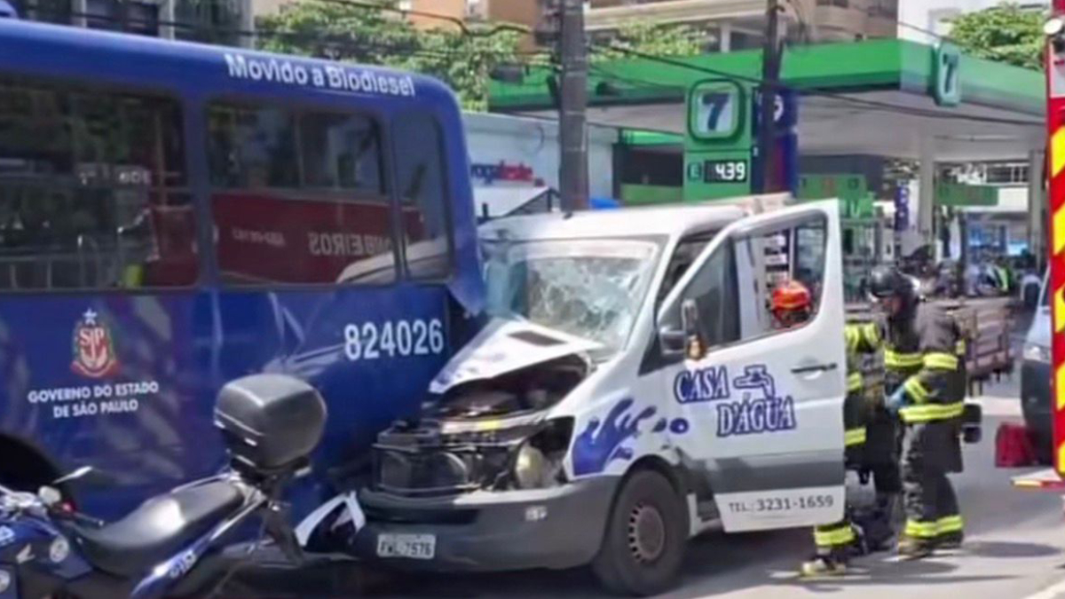 Apesar do impacto, a vítima foi resgatada consciente, apresentando ferimentos em um dos membros inferiores