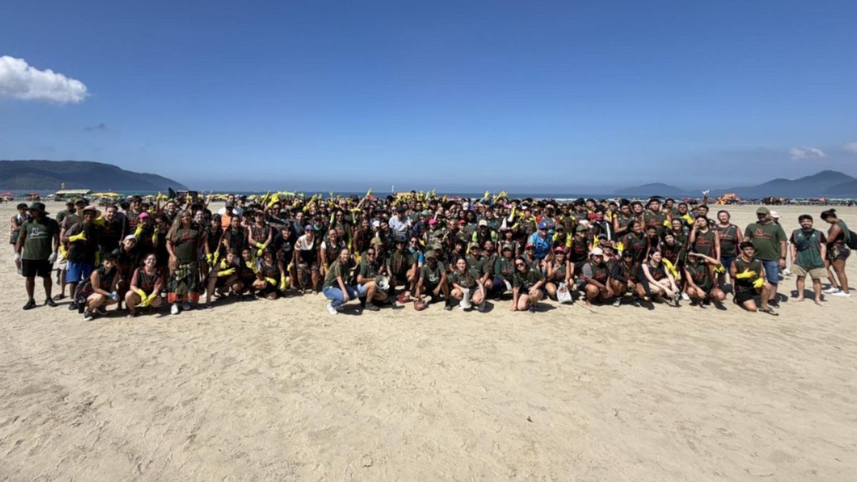 Projeto Guará Vermelho trouxe 400 voluntários para tirarem os resíduos na praia do Gonzaga