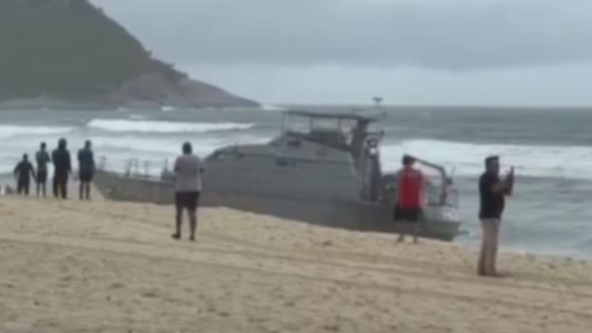 Um navio da Marinha do Brasil acabou encalhado na Praia da Macumba