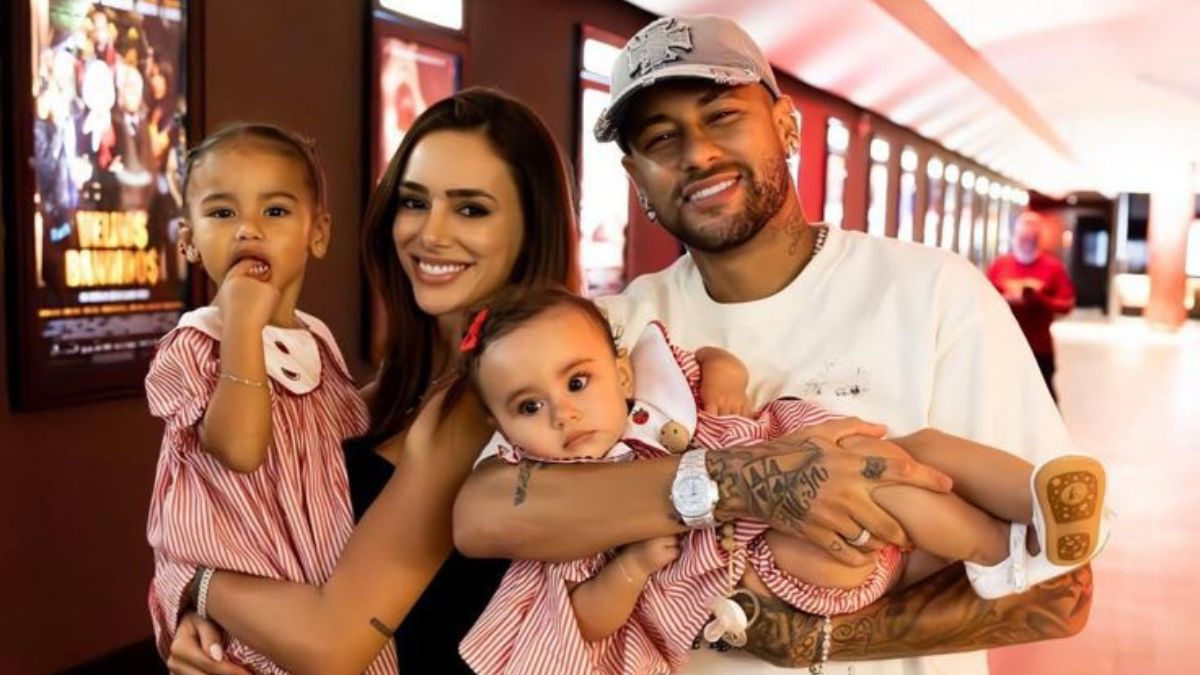 O atacante Neymar esteve nesta segunda-feira (23) no Cine Roxy com a família