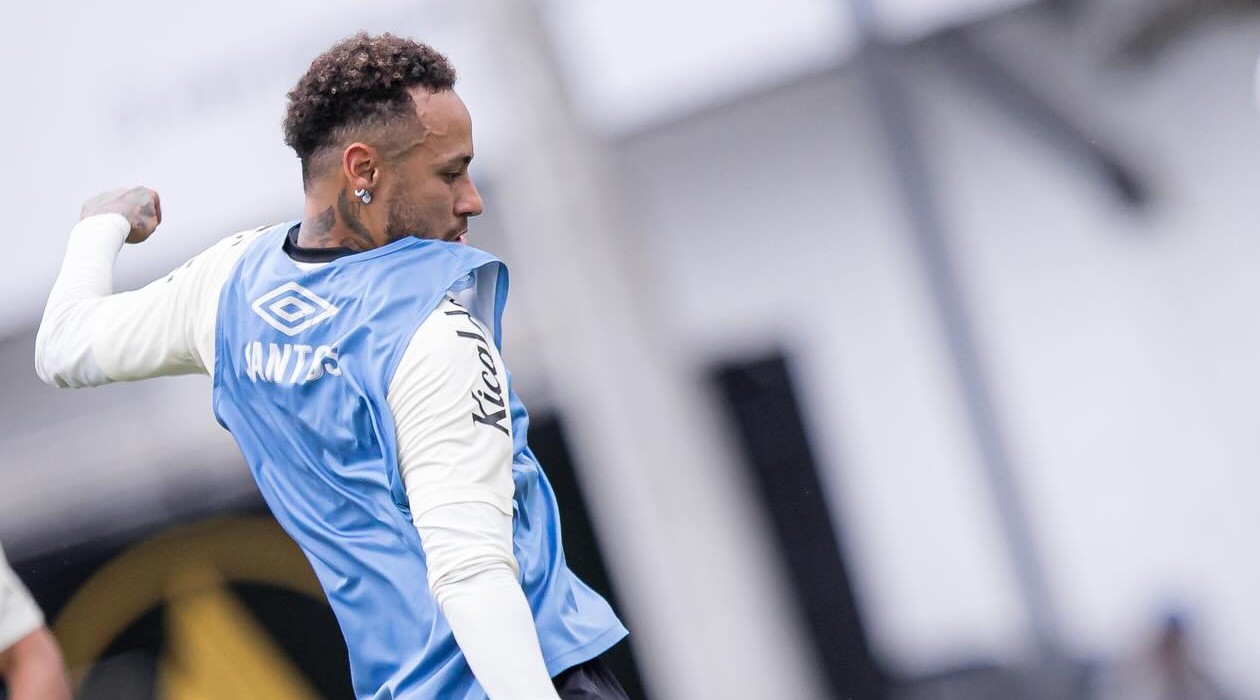 Neymar em treino do peixe antes de enfrentar o Corinthians em casa pelo Brasileirão