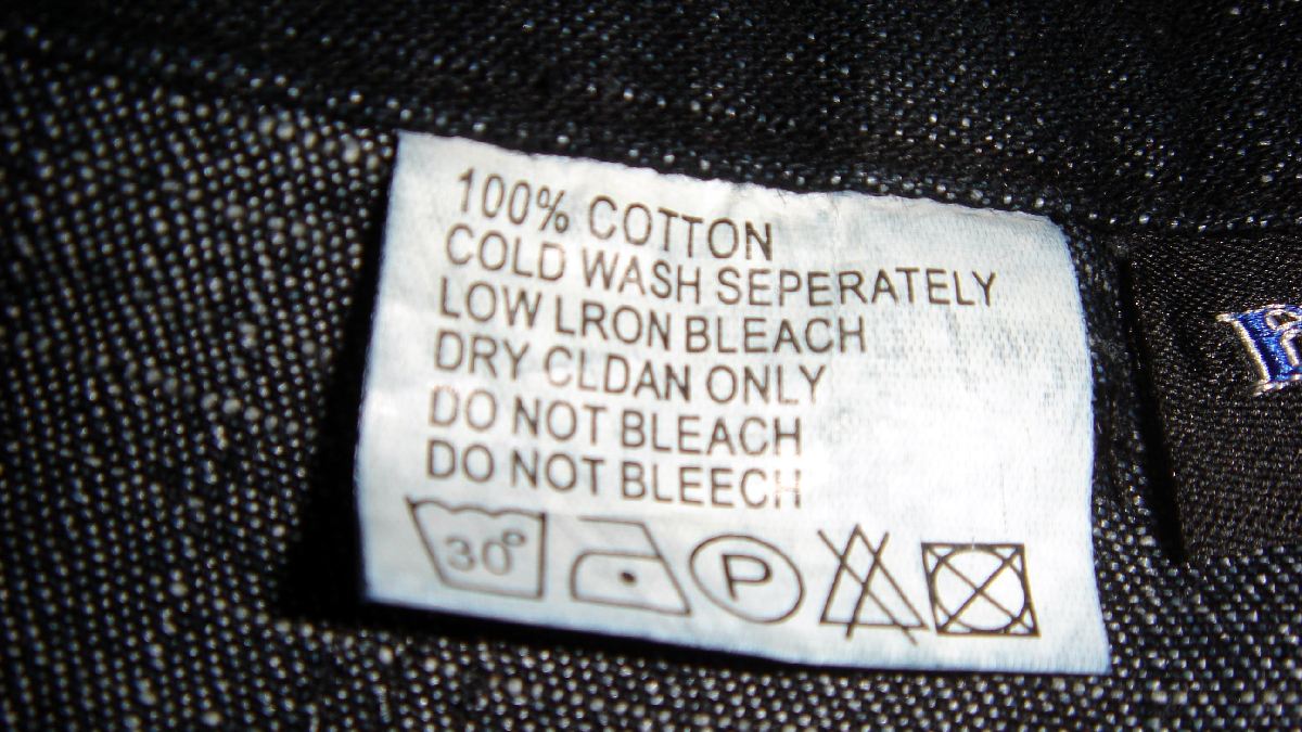 Entender as instruções das etiquetas pode evitar danos, desbotamento e desgaste precoce das roupas