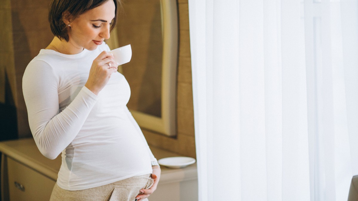 Pesquisa aponta possível relação entre o consumo elevado de determinada bebida por mães e mudanças observadas no cabelo de recém-nascidos, levantando debate entre especialistas