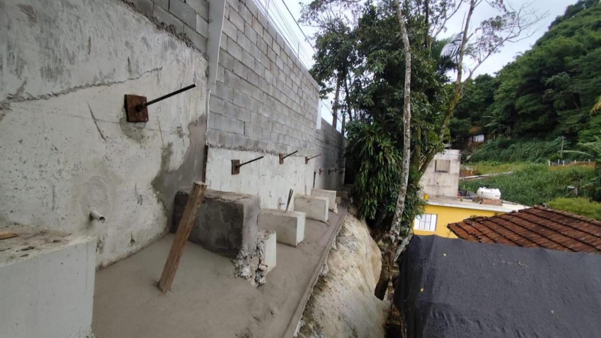 Indicada pela Defesa Civil, a intervenção foi iniciada após o deslocamento de parte da encosta