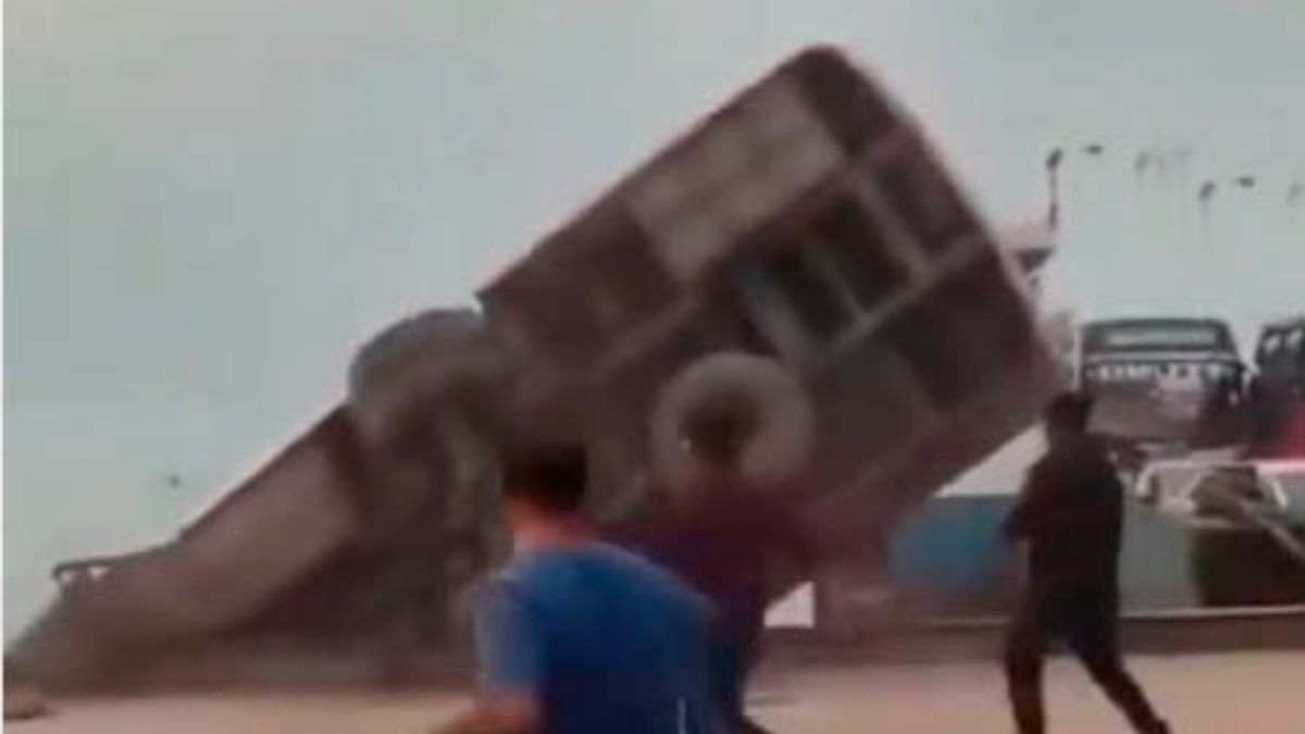 Segundo testemunhas, o ônibus estava com cerca de 40 pessoas