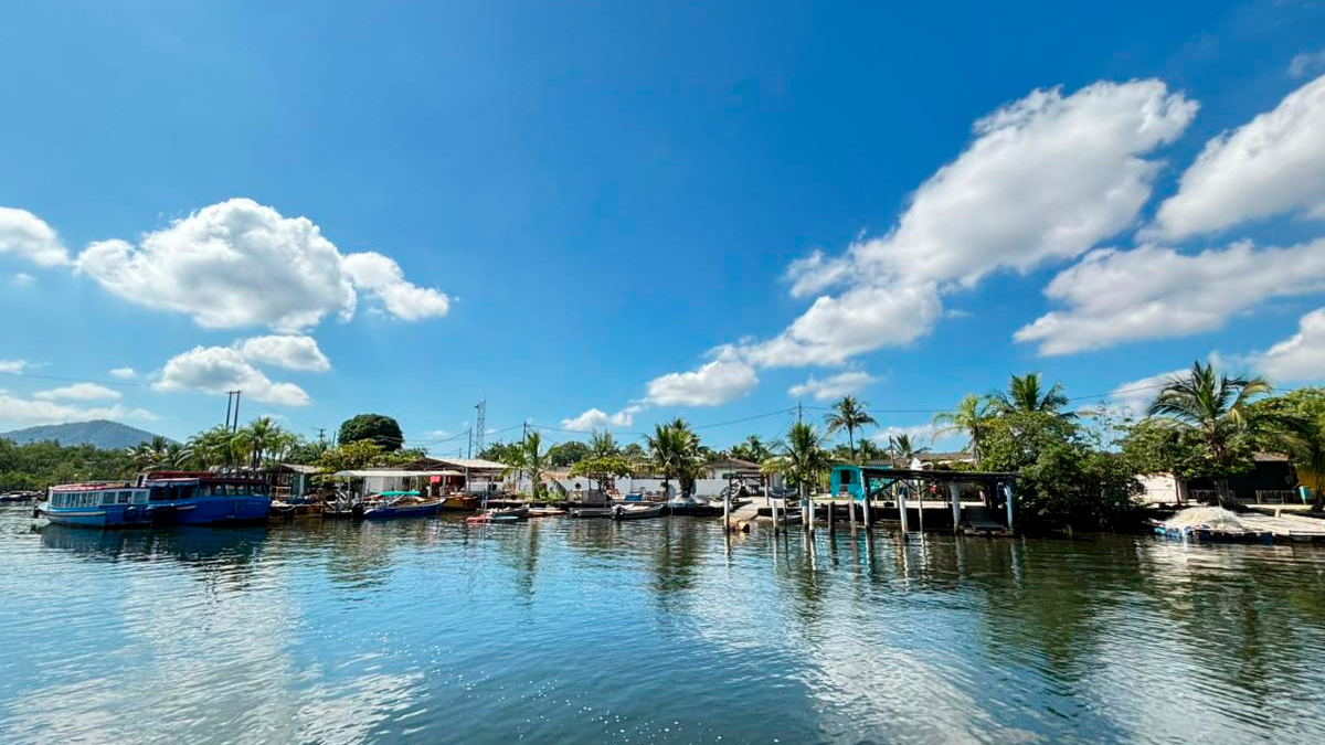 Chegar até esse refúgio é mais simples do que parece. A travessia de barco custa apenas R$ 0,50, tornando o passeio acessível.