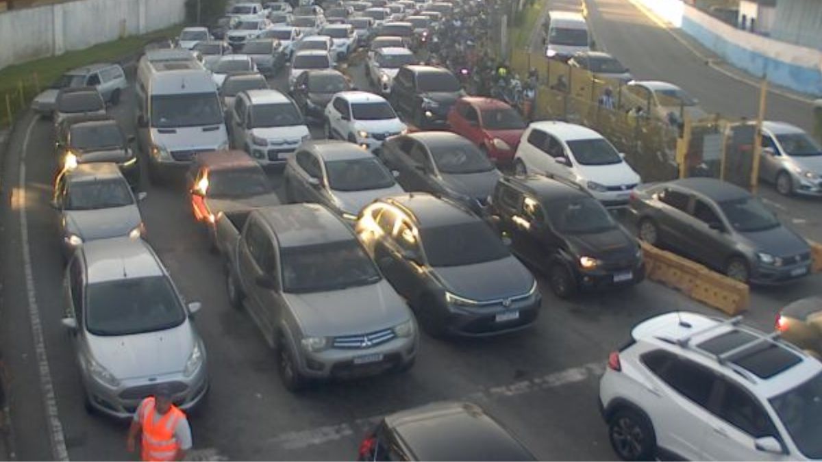 Motoristas que esperam as balsas no Guarujá esperam um tempo considerável para irem até Santos