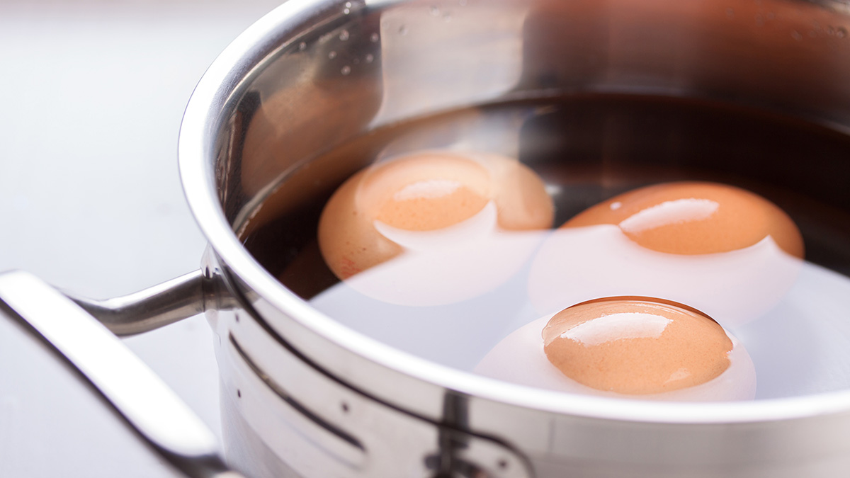 Um dos problemas mais comuns ao cozinhar ovos é quando a casca racha e a clara começa a se espalhar pela água.