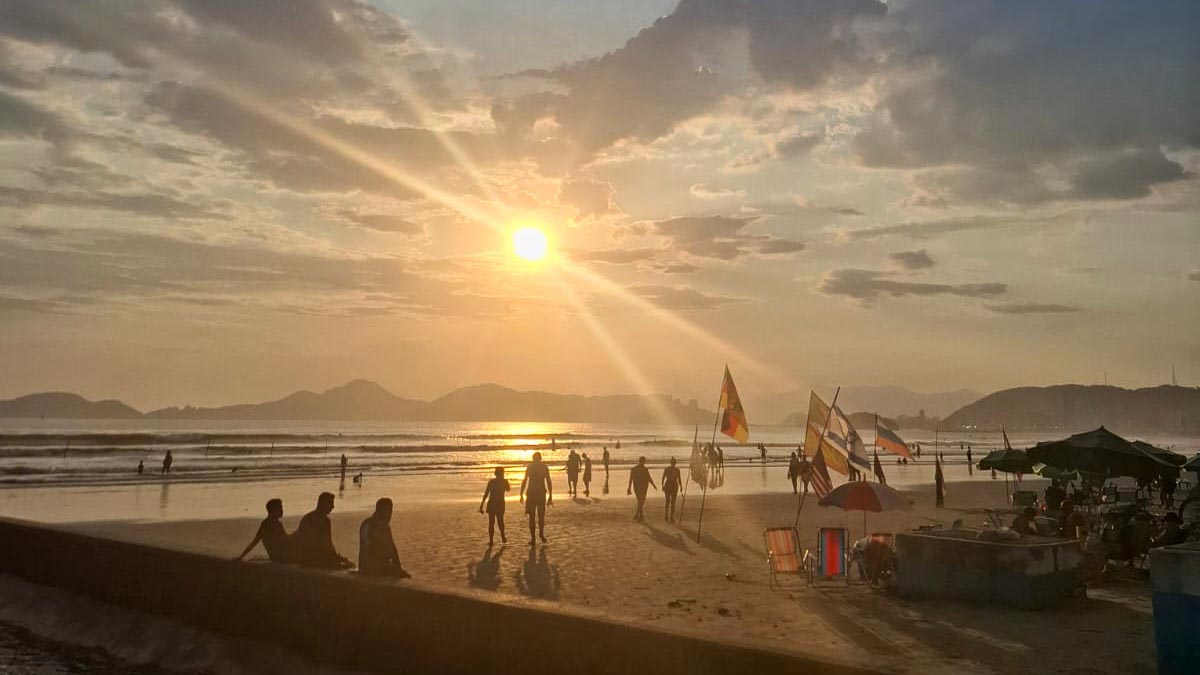Final de tarde com linda paisagem nas praias de Santos depois de um dia de muito calor