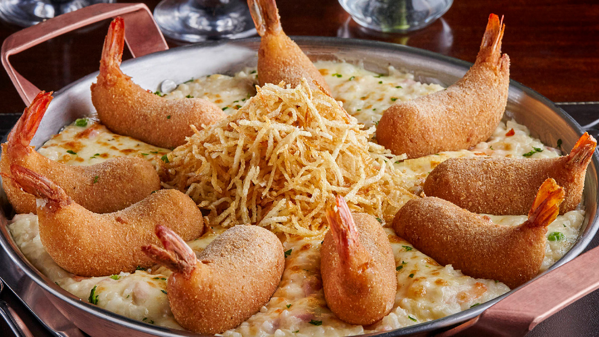 Uma delas tem chamado a atenção dos amantes de frutos do mar: o buffet livre com camarão em várias versões oferecido pelo Coco Bambu