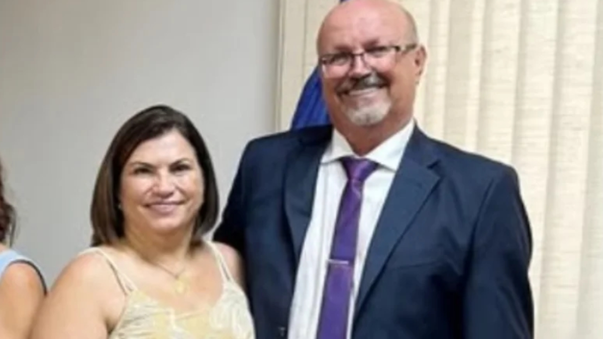 O veículo em que o prefeito e a esposa viajavam colidiu com um caminhão