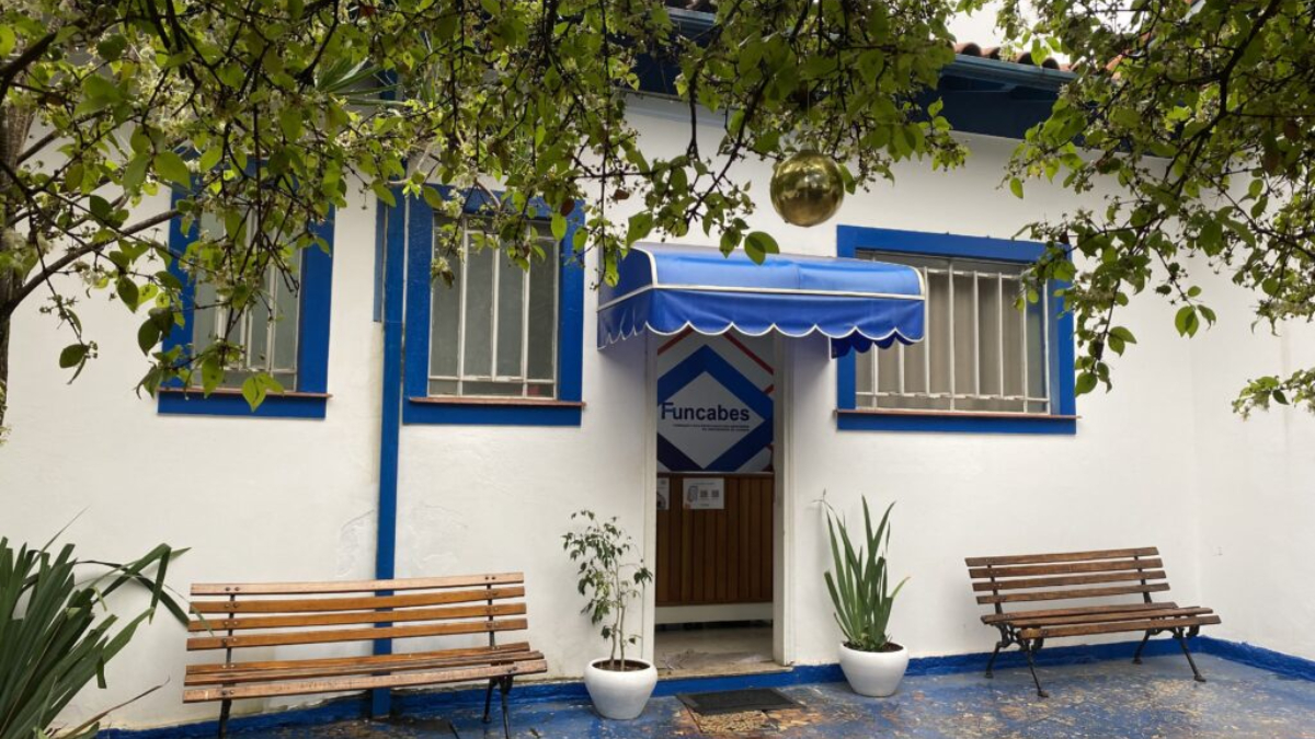 As remunerações variam conforme o cargo e a jornada de trabalho, que pode chegar a 40 horas semanais