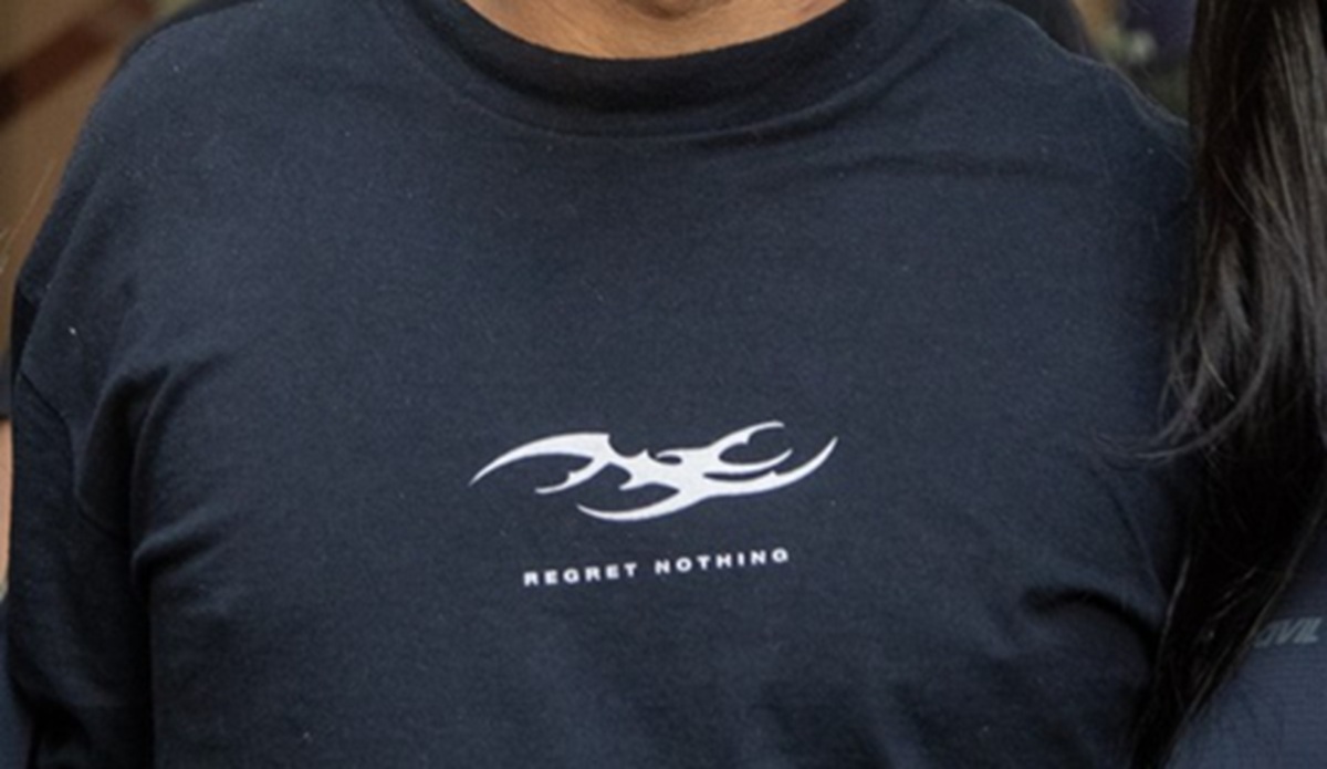 Jovem de 18 anos se apresentou à polícia vestindo uma camiseta com a frase em inglês 'Regret Nothing'