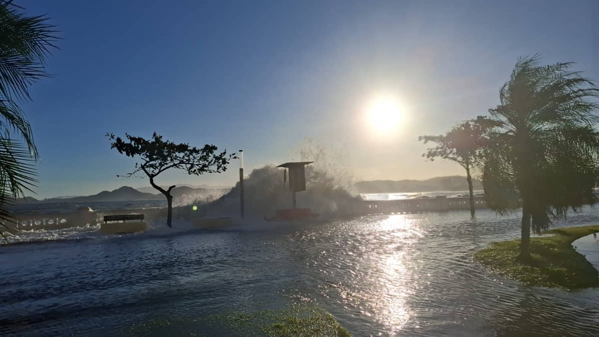 Ressaca atinge o bairro da Ponta da Praia, em Santos, com ondas maiores do que 3 metros