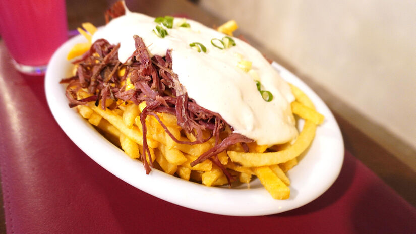 Essa dedicação posiciona o restaurante como uma das principais referências em pastrami na Baixada Santista