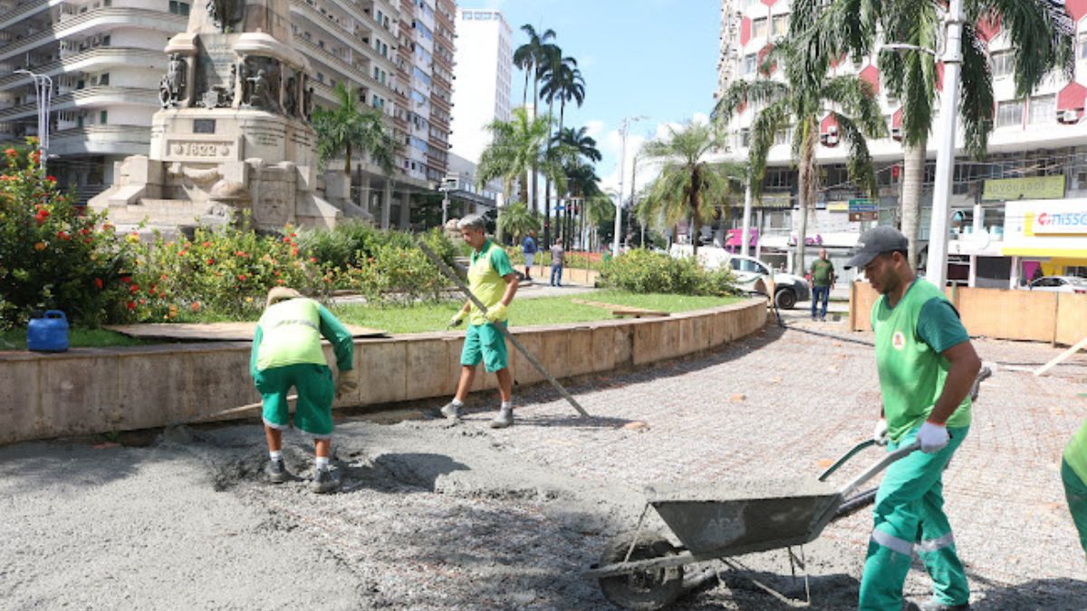 As obras de conservação e manutenção da Praça da Independência já estão em andamento