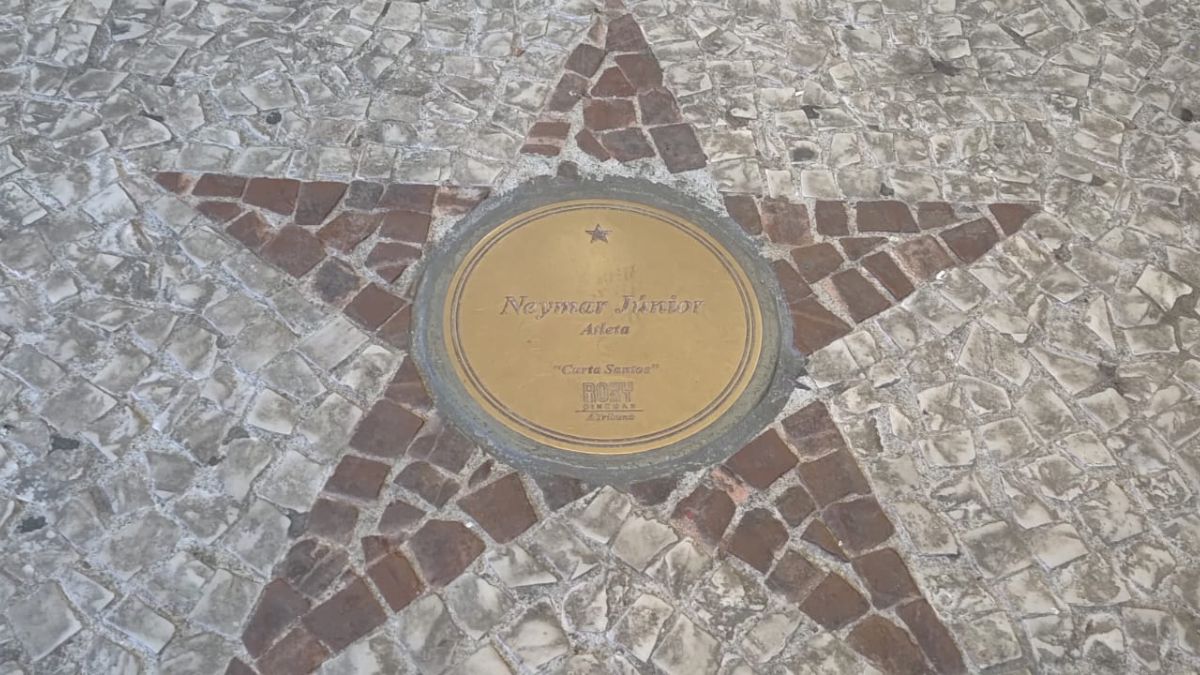 Jogador do Santos Futebol Clube, Neymar, possui sua estrela na Calçada da Fama do Roxy