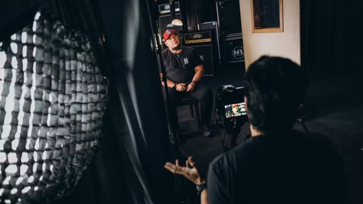 Dirigida por Daniel Ferro, a produção revisita mais de quatro décadas de história do grupo Raimundos