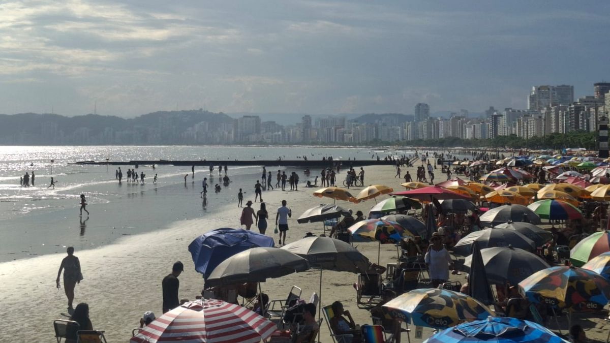 Na Ponta da Praia, em Santos, diversos banhistas tomaram conta das areias da praia
