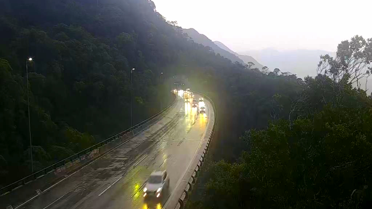 Na Rodovia Anchieta, o tráfego é intenso no sentido São Paulo, com congestionamento do km 13 ao km 10