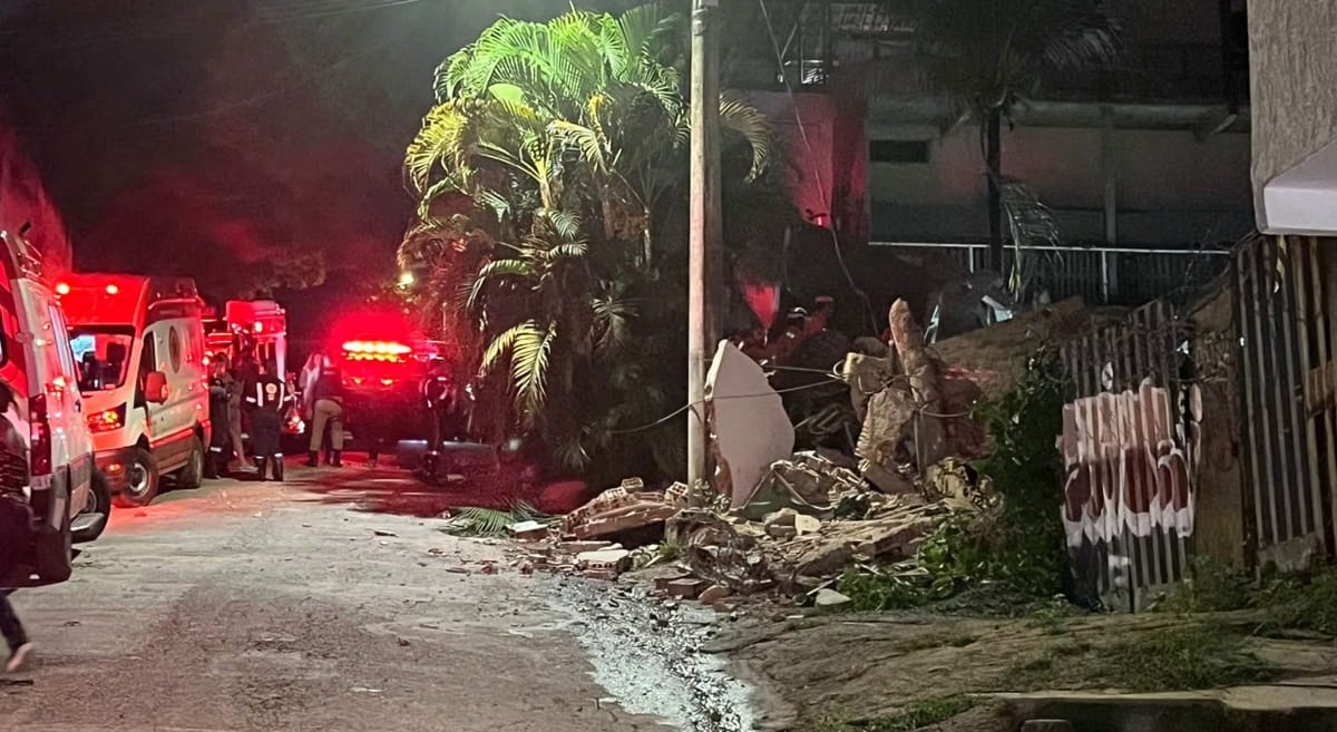 Segundo as equipes de resgate, cerca de 20 pessoas ficaram sob os escombros após o desabamento do prédio, que tinha quatro pavimentos