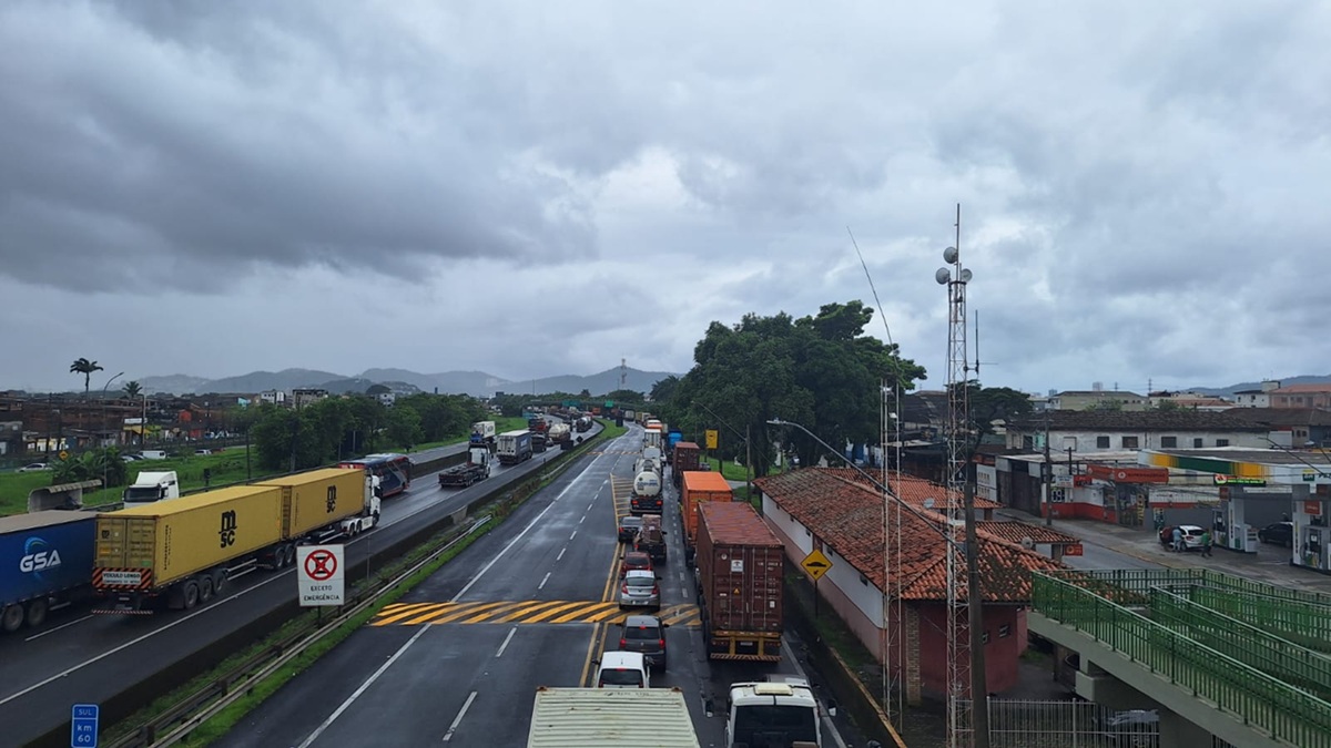 Trânsito na marginal da Anchieta bloqueia entrada de bairro em Cubatão (Foto do dia 26 de fevereiro)