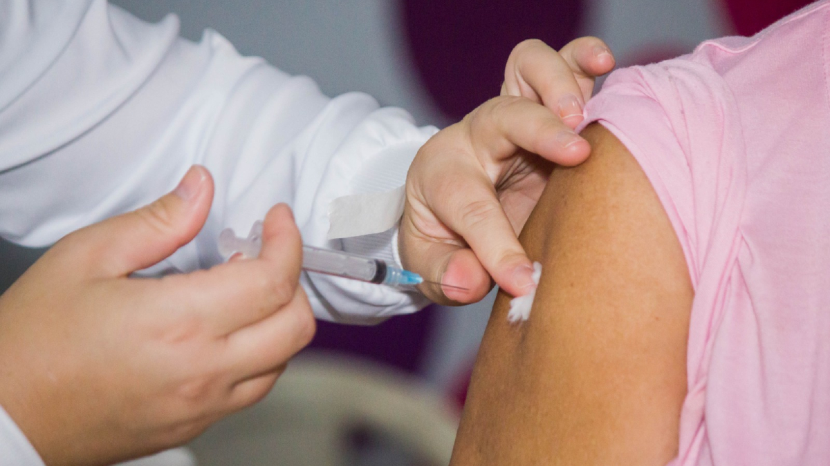 A imunização está disponível nas 26 unidades básicas de saúde das áreas Insular e Continental do município