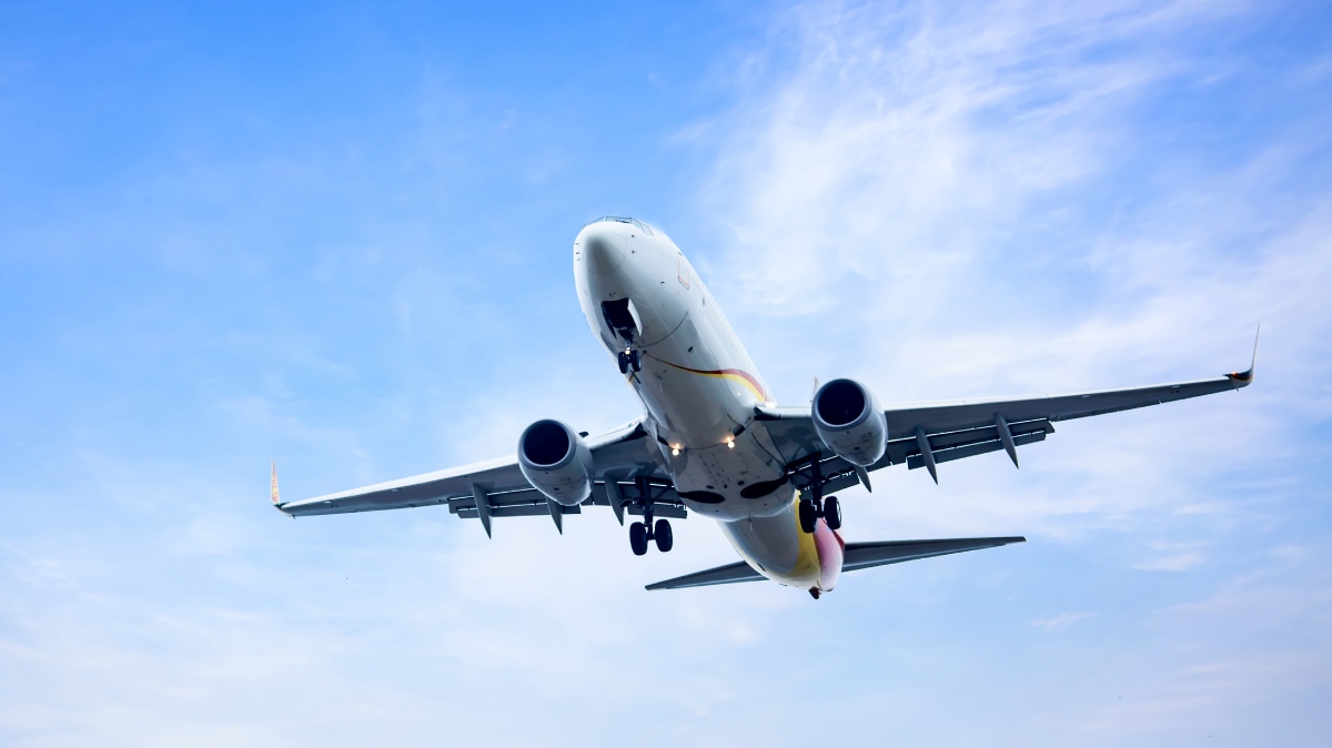 Apesar das análises e curiosidades sobre posições dentro da aeronave, especialistas reforçam que voar continua sendo extremamente segura