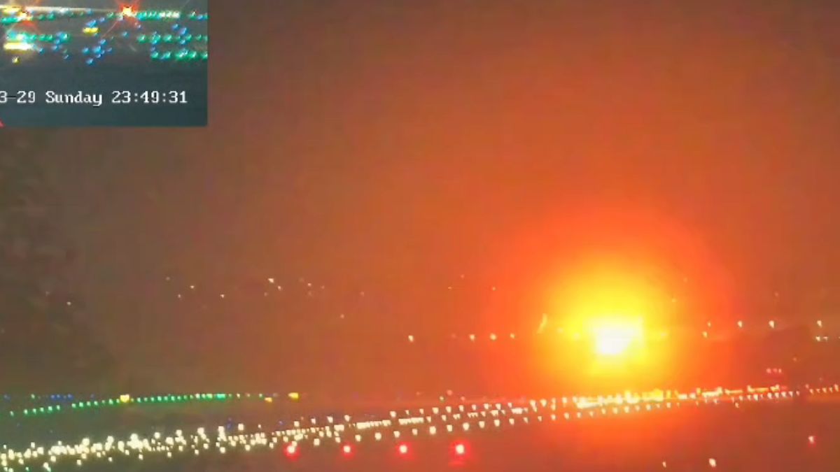 Nas imagens é possível ver o instante em que a aeronave deixa a pista e a explosão acontecendo dois segundo depois