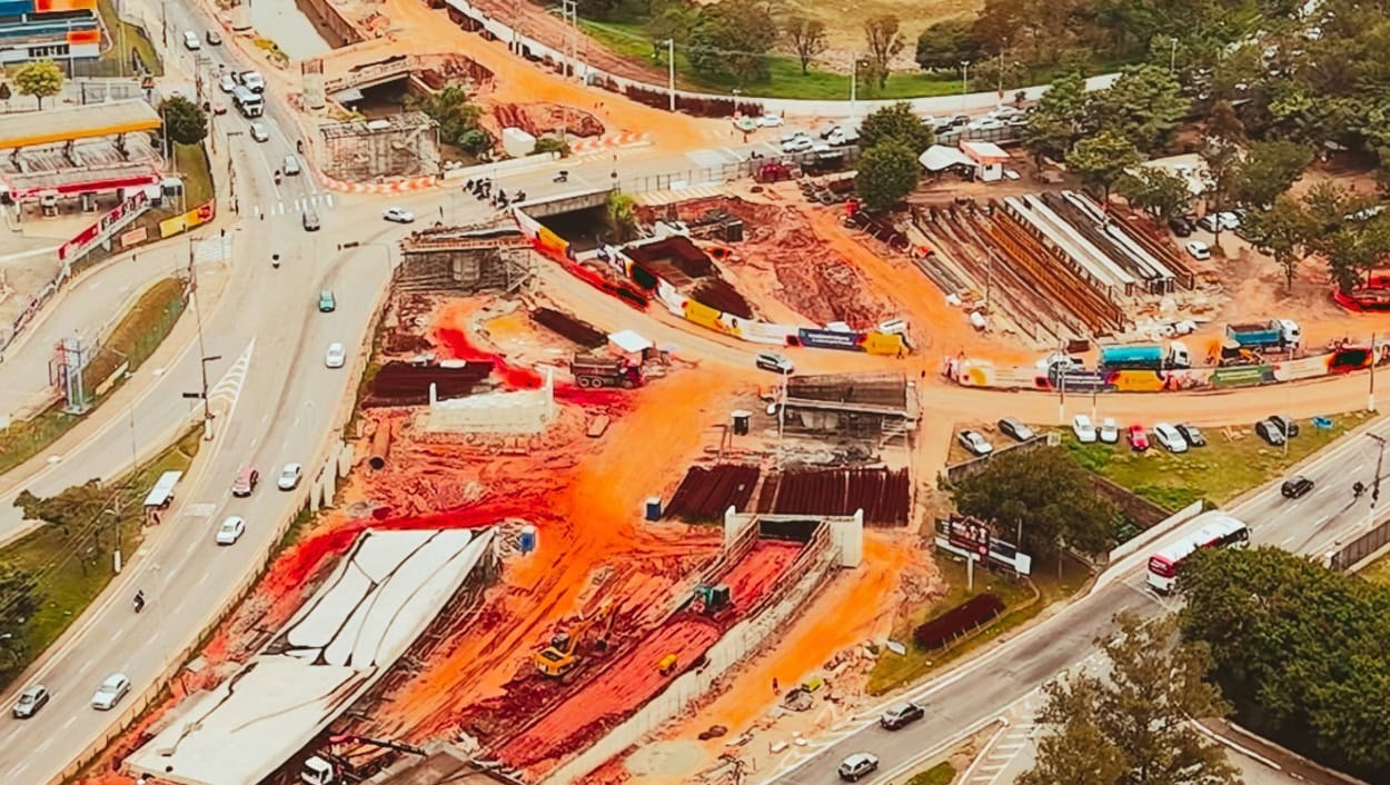 Em nota oficial, a Prefeitura de São Bernardo do Campo informou que o acidente aconteceu durante o lançamento das vigas da obra