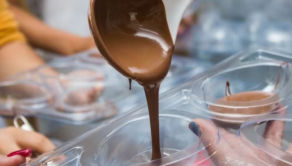 A proposta é oferecer uma alternativa rápida de qualificação profissional, permitindo que os alunos possam gerar renda extra ou até iniciar um pequeno negócio próprio