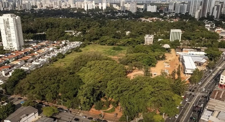 O empreendimento foi planejado como um bairro planejado, integrando moradia, serviços e vastas áreas verdes