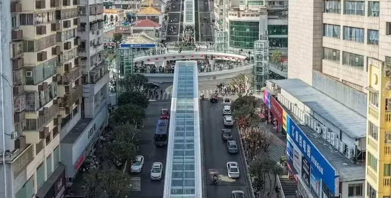 Um dos pontos mais impactantes do projeto é o desnível vencido pela estrutura: são cerca de 240 metros de altura, equivalente a um prédio de aproximadamente 80 andares