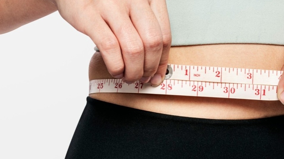 A tendência resgata padrões antigos, como o visual extremamente magro popularizado nos anos 1990, e reacende um debate preocupante sobre saúde física, mental e pressão estética