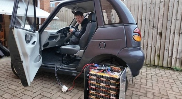 A iniciativa utiliza células de íon-lítio retiradas de vapes descartáveis, que normalmente seriam jogados em aterros sanitários, mesmo contendo componentes reutilizáveis