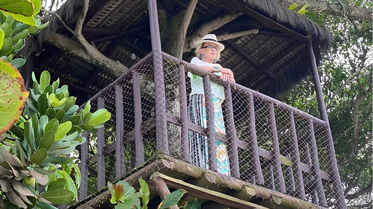 Ana Maria Braga possui um mirante em sua mansão, onde a vista é direta para o mar