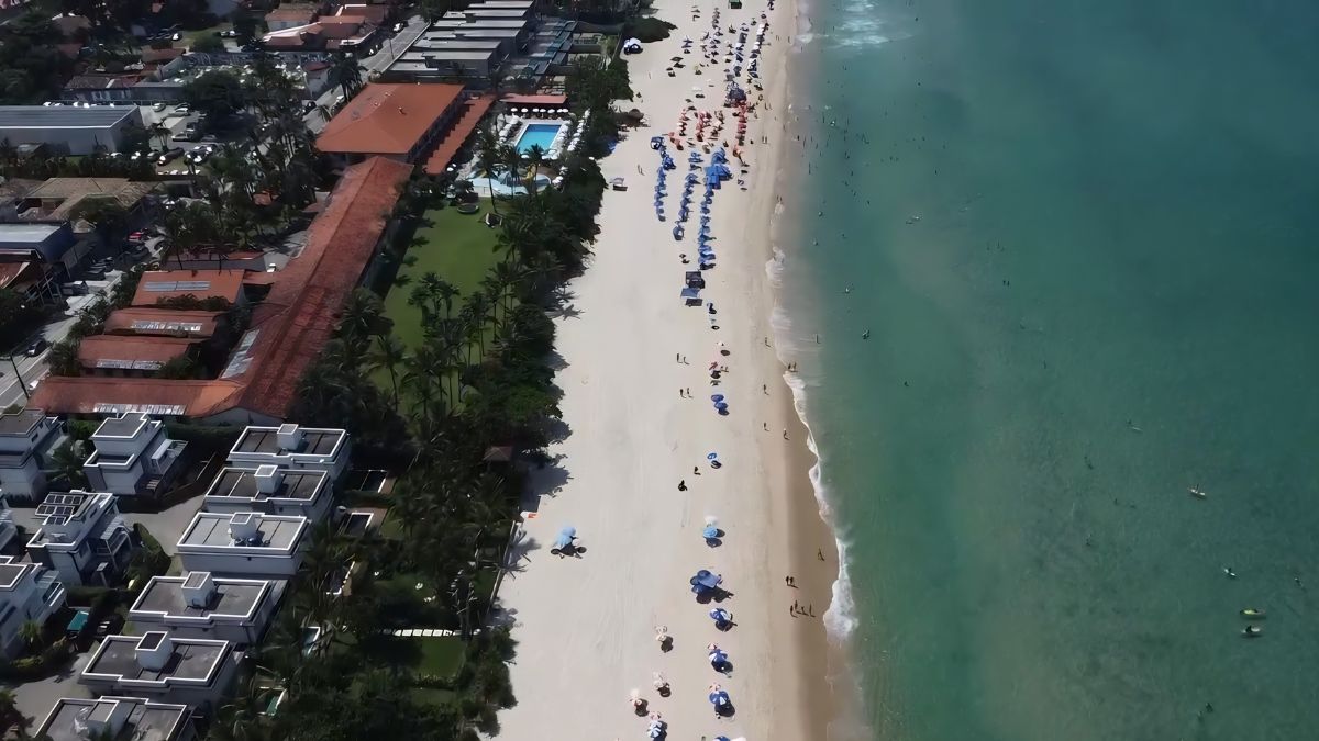 Esse distrito no litoral de São Paulo costuma ser bastante agitado durante o período noturno, principalmente durante os feriados