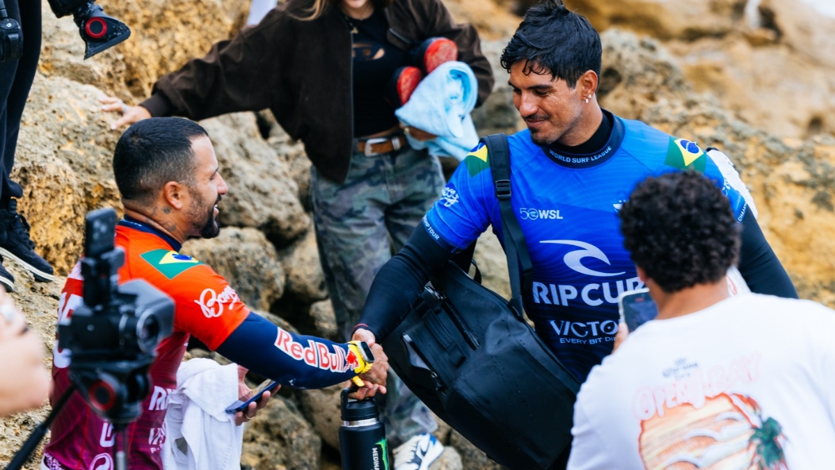 Gabriel Medina e Italo Ferreira após o final da bateria