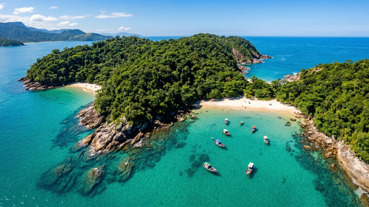 Com o azul-turquesa digno das ilhas do Caribe, a Ilha das Couves, em Ubatuba, é o destino obrigatório