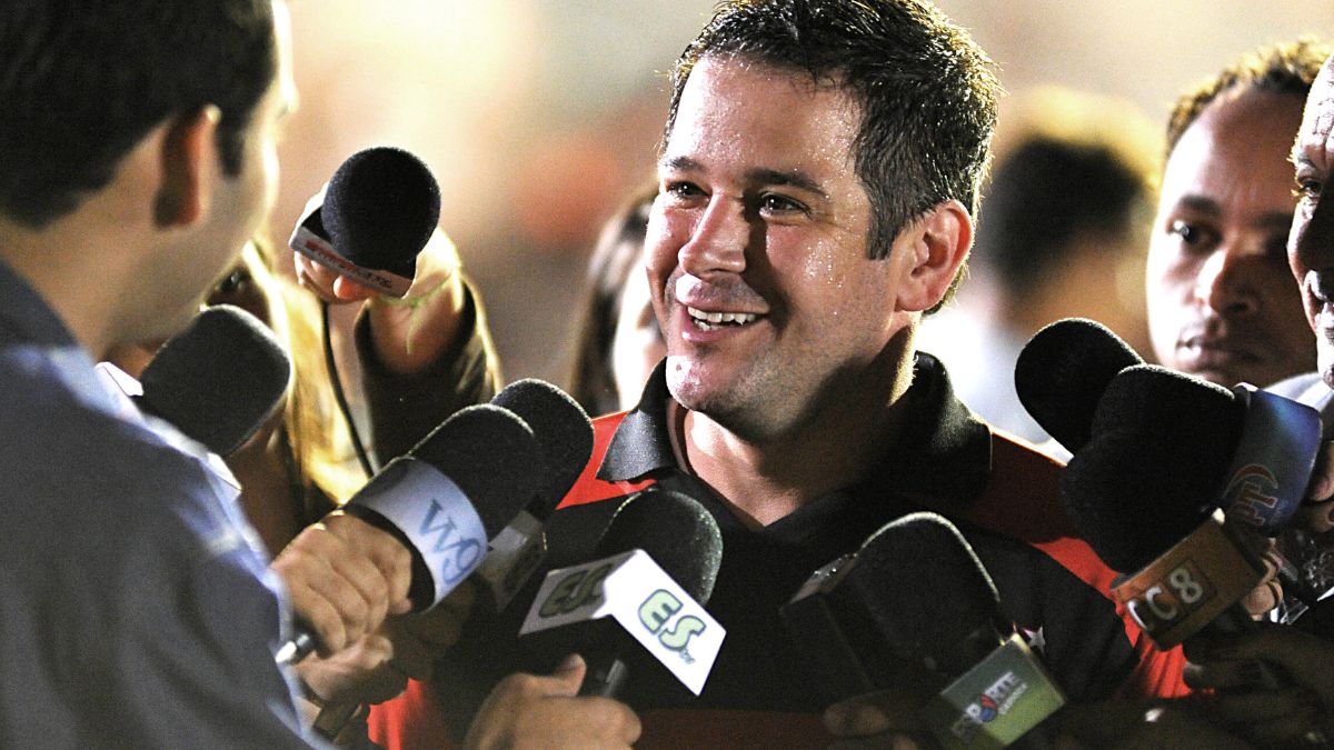 Tufão ( Murilo Benício ) fala à imprensa após o título que conquistou