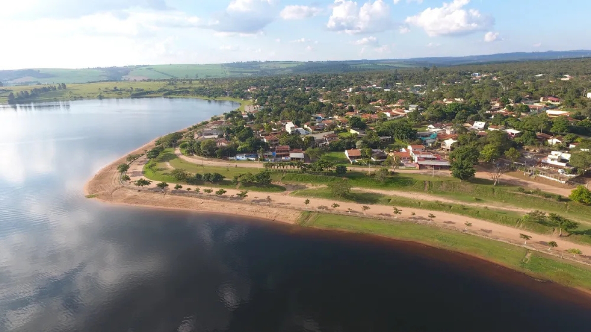 Com um cenário natural exuberante que reúne grandes cachoeiras, represa, rios, serras, paredões rochosos, vales e reservas florestais, o município cada vez mais chama atenção por suas belezas naturais