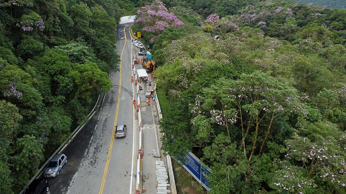 Equipes de atendimento de emergência foram acionadas rapidamente e prestam socorro às vítimas