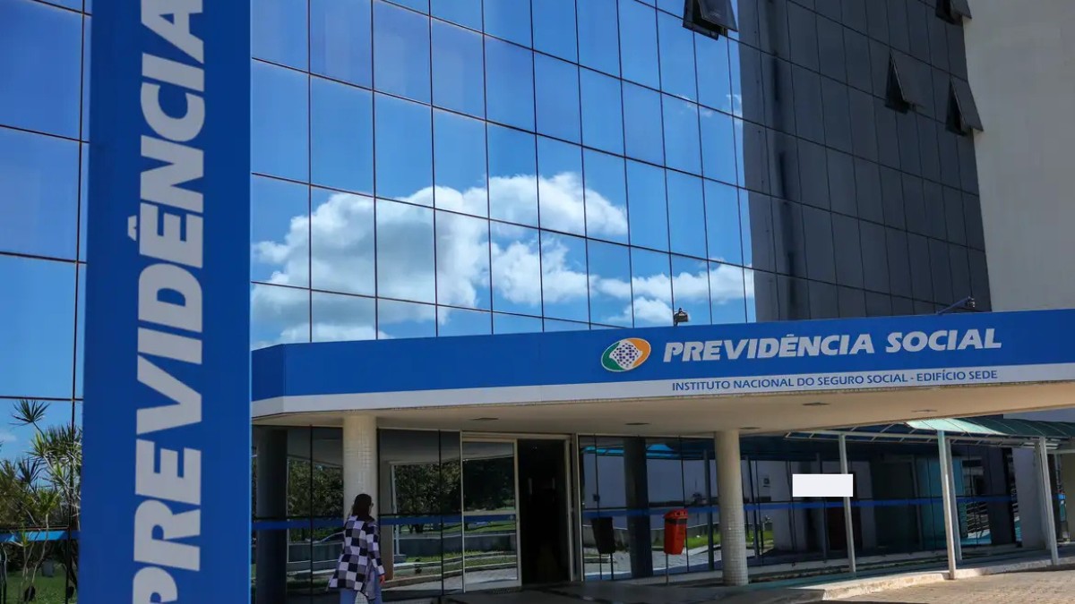 A ordem de pagamento prioriza quem ganha até um salário mínimo, atualmente fixado em R$ 1.621