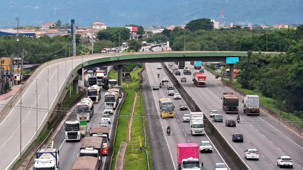O congestionamento concentra-se na saída do bairro Jardim Casqueiro e se estende até o acesso aos terminais da Alemoa