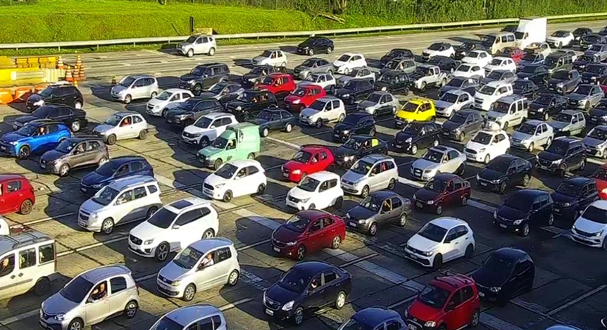 Motoristas que seguem em direção ao Litoral de SP enfrentam fila de 11km de congestionamento na Imigrantes