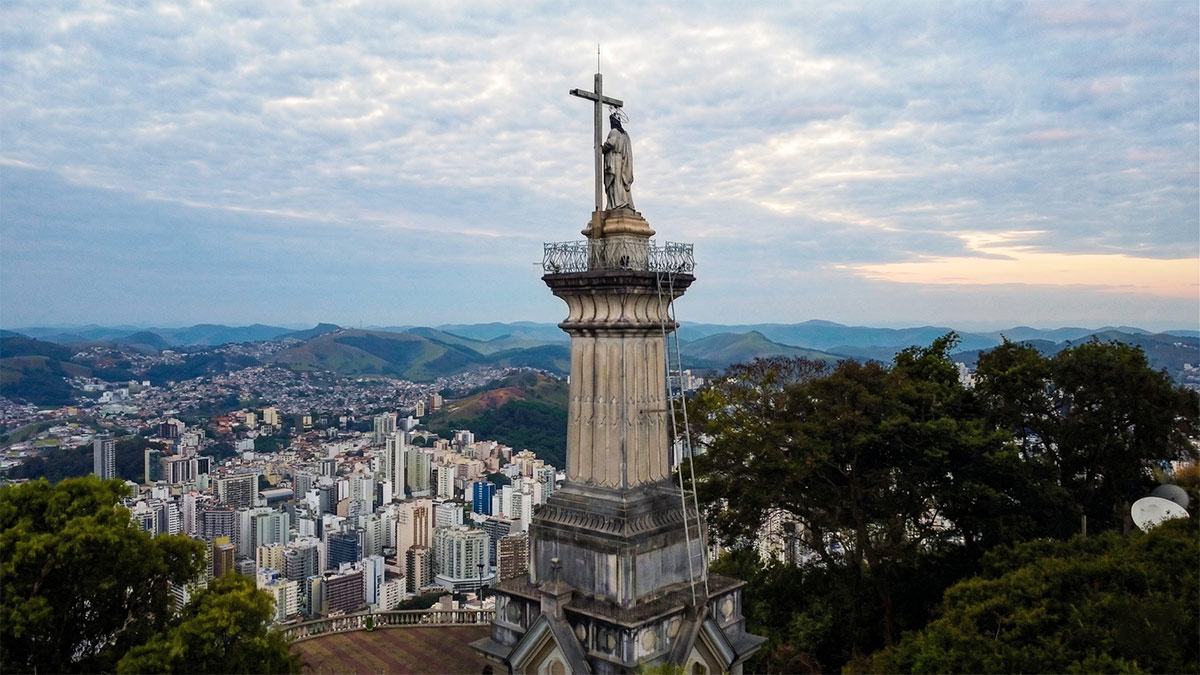 Documentos do Museu Mariano Procópio preservam registros do projeto e da inauguração, reforçando que o monumento antecede em mais de 15 anos o famoso Cristo do Rio